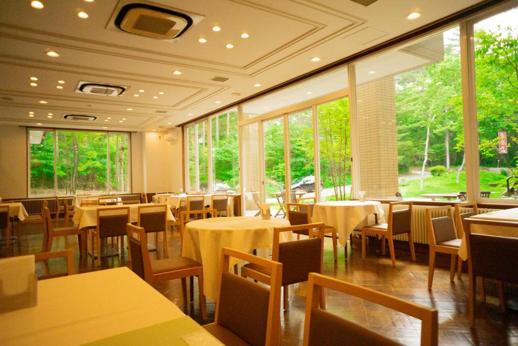 Restaurace v ubytování 北軽井沢　Golden Forest Hotel