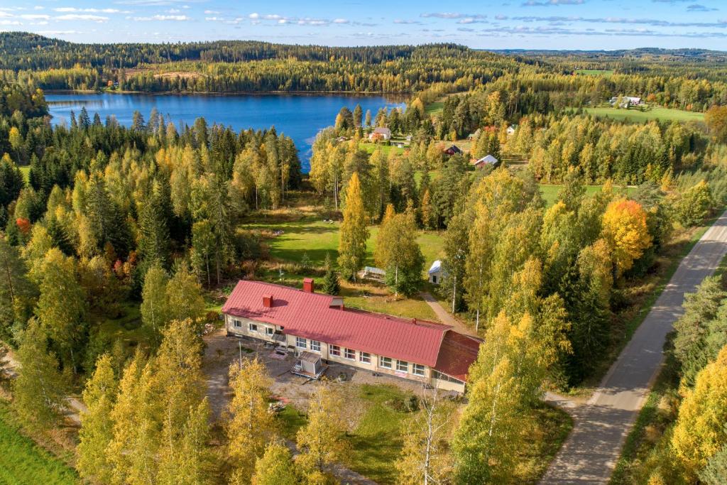 Muuruvesi的住宿－SkillHill，享有湖畔红屋顶房屋的空中景致