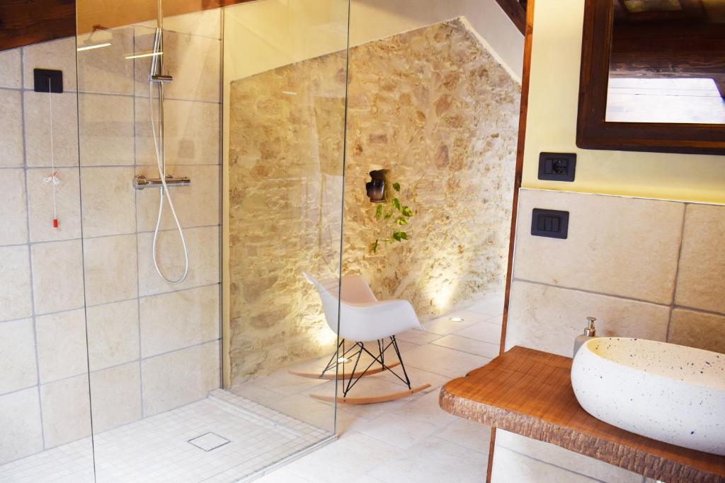y baño con ducha, silla y lavamanos. en CASA OCRA en Vasto