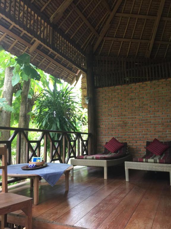 Ein Sitzbereich in der Unterkunft Sang Tong Huts