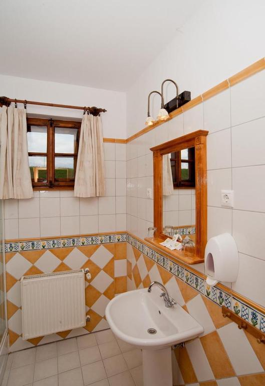 Gastland M1 Hotel & Conference Center - Double Or Twin Room