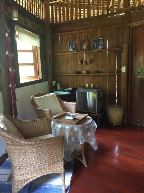 Ein Sitzbereich in der Unterkunft Sang Tong Huts