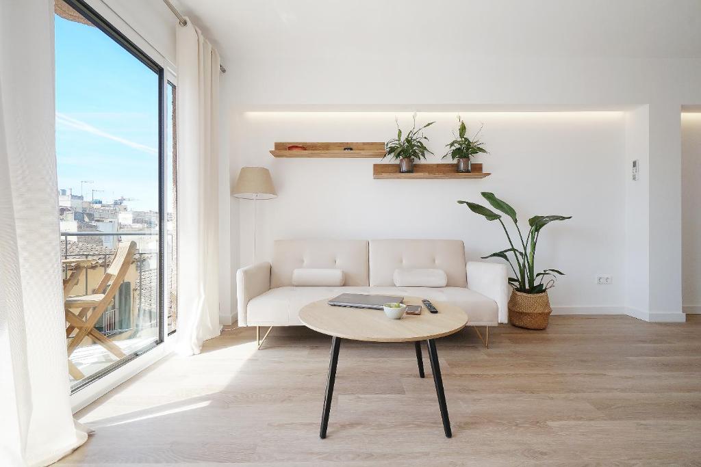 a living room with a couch and a table at Porto Comfort in Porto Cristo