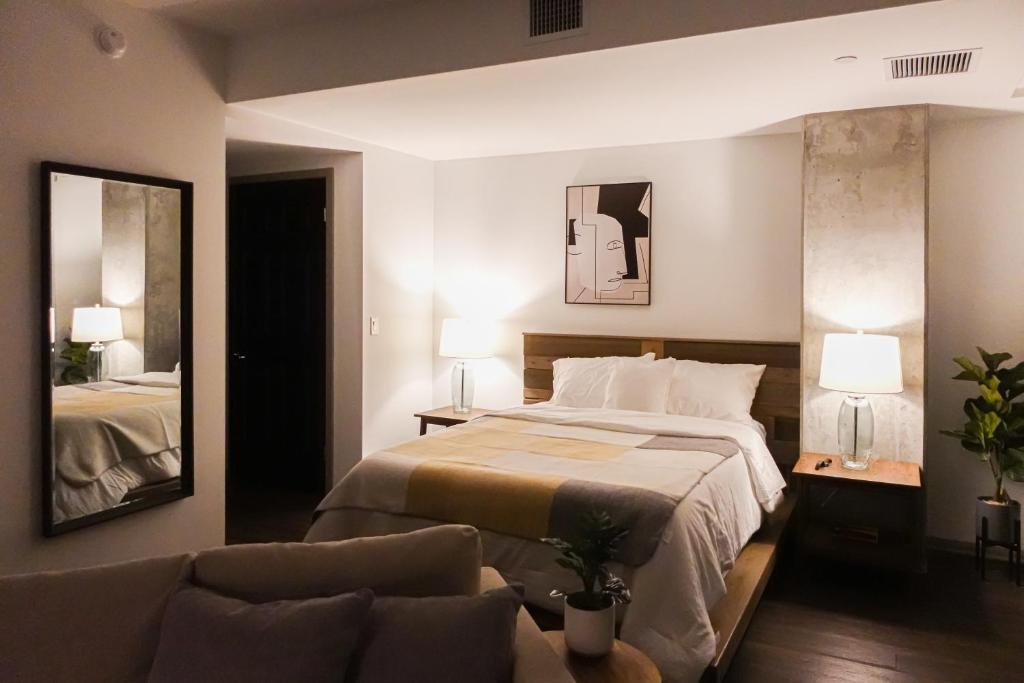 ロサンゼルスにあるLuxurious Hollywood Dreamのベッドルーム(ベッド1台、ソファ、鏡付)