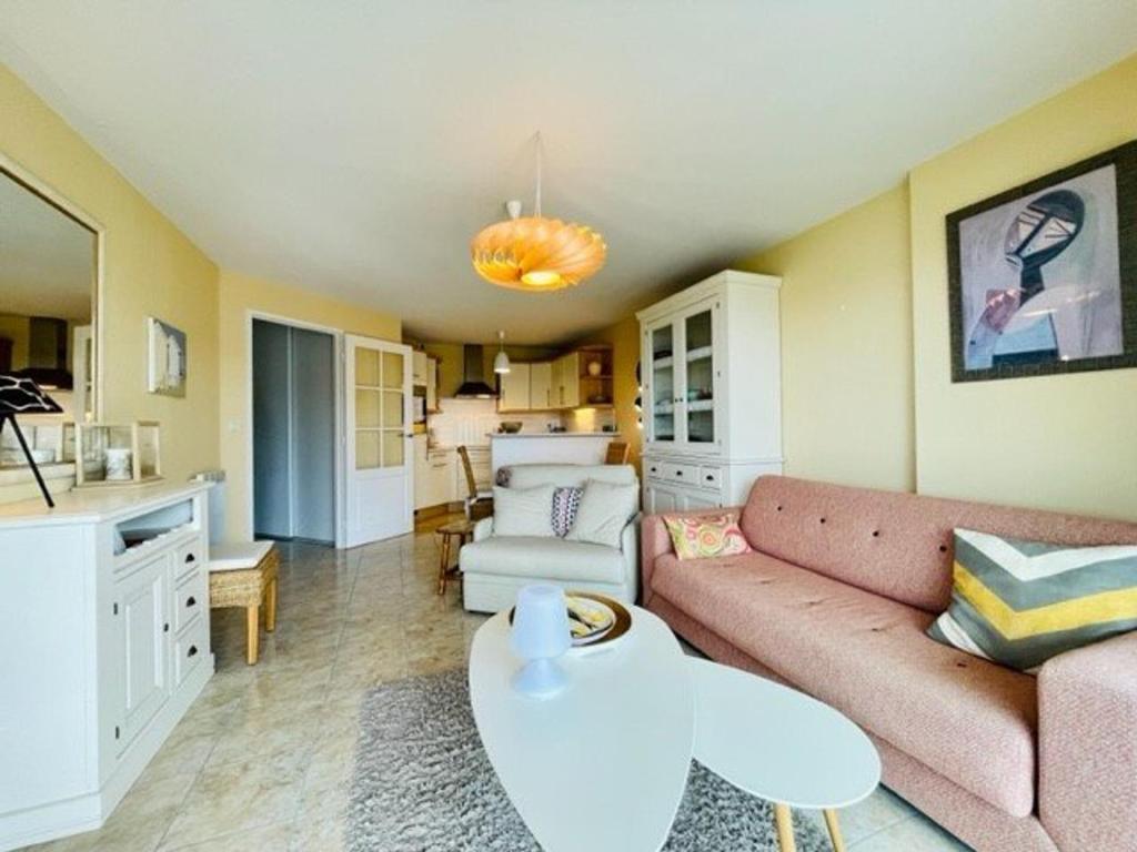 un salon avec un canapé et une table dans l'établissement Quiberon : Joli T2 avec Balcon Sud, Proche Plage et Centre-Ville - FR-1-478-255, à Quiberon