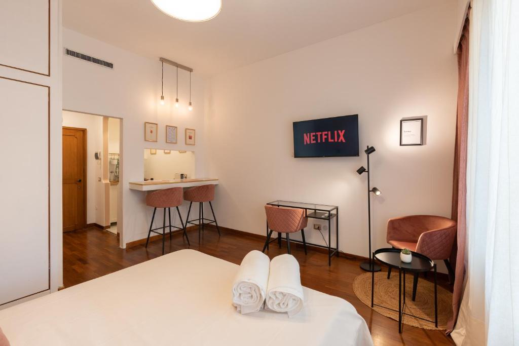 - une chambre avec un lit, une table et des chaises dans l'établissement Amalia's House, cozy studio apartment in Brera, à Milan