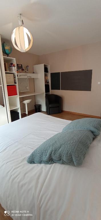 Łóżko lub łóżka w pokoju w obiekcie La talonnière, maison de village avec terrasse et 3 chambres