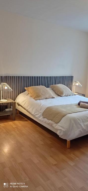 Łóżko lub łóżka w pokoju w obiekcie La talonnière, maison de village avec terrasse et 3 chambres