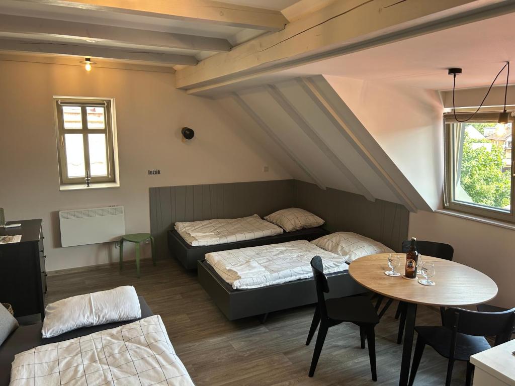 Postel nebo postele na pokoji v ubytování Apartmány v lomnickém pivovaru