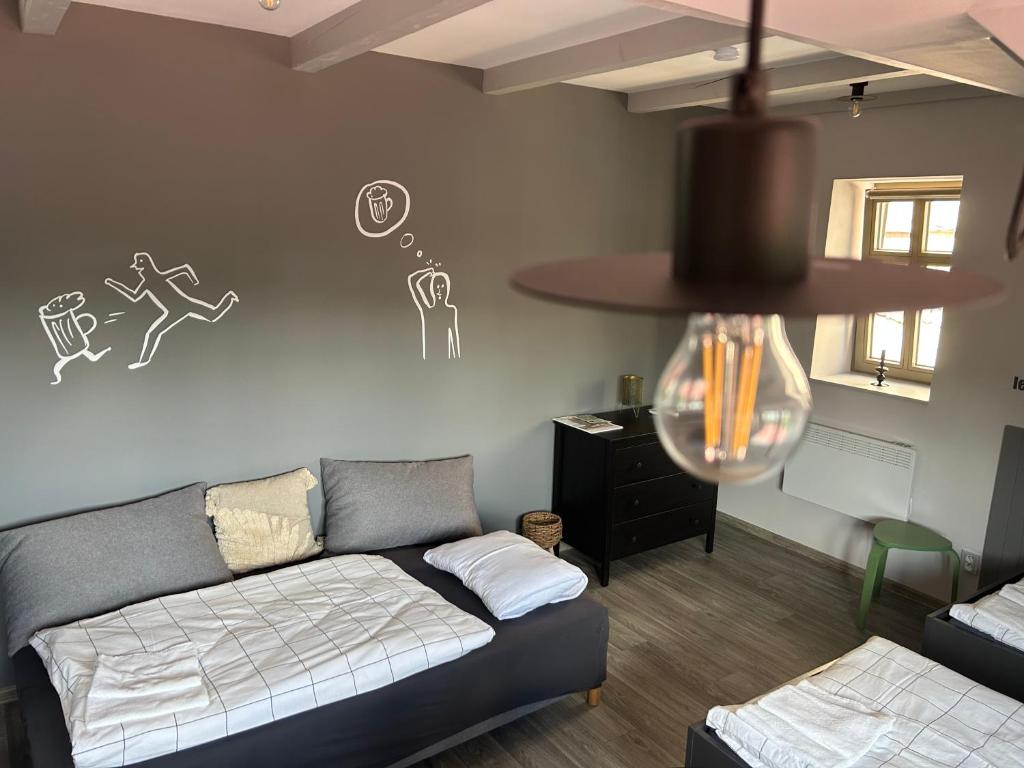 Postel nebo postele na pokoji v ubytování Apartmány v lomnickém pivovaru
