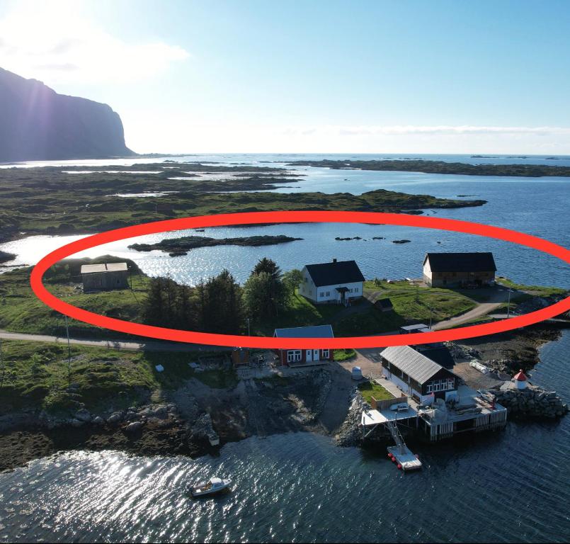 een eiland in het water met een rode cirkel eromheen bij Villa Borgvåg - A unique Seafront Villa in the heart of Lofoten in Bøstad
