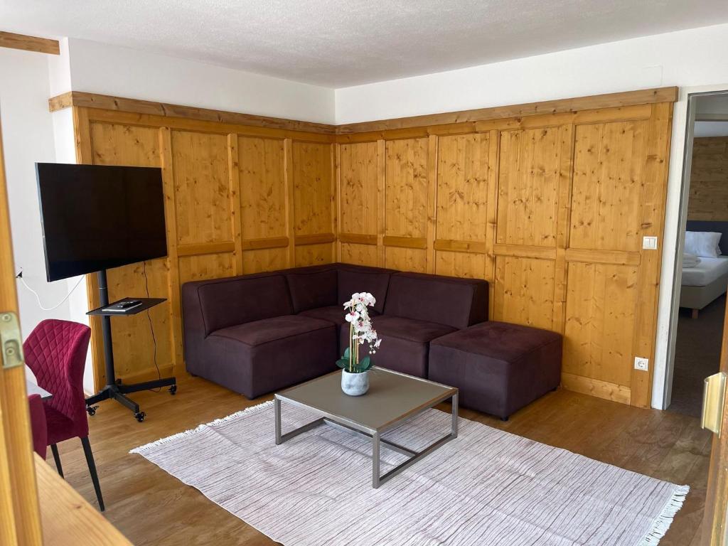 ein Wohnzimmer mit einem Sofa und einem Tisch in der Unterkunft Henry's in Sankt Anton am Arlberg
