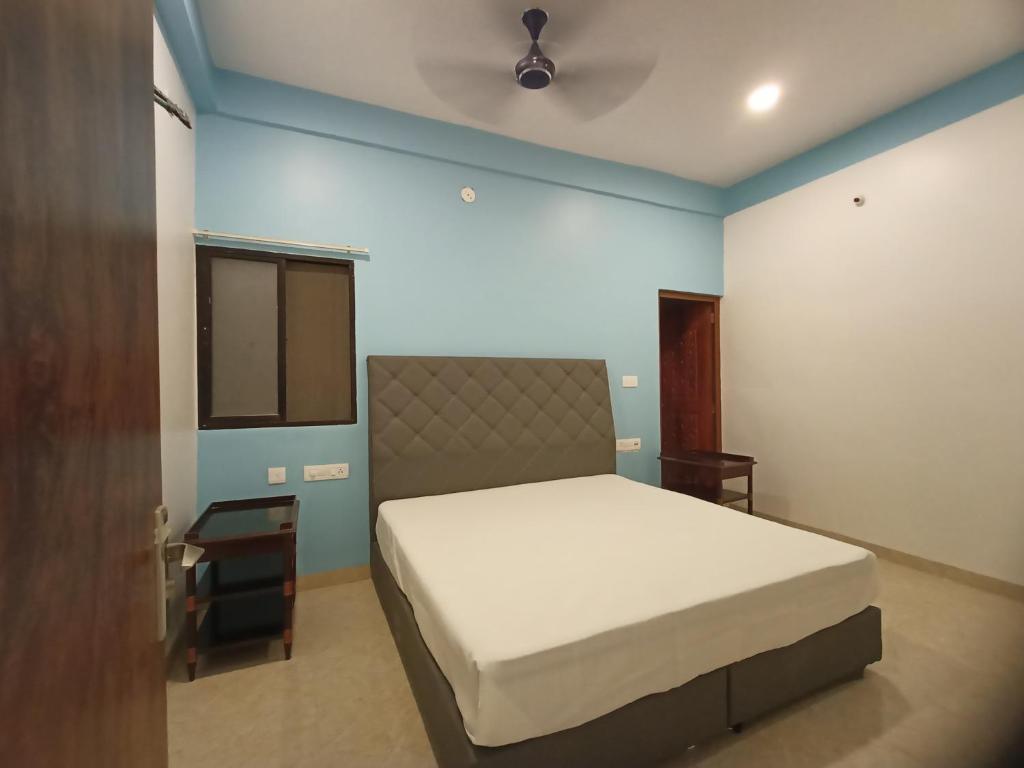 Postel nebo postele na pokoji v ubytování Hotel Maheshwar Darshan