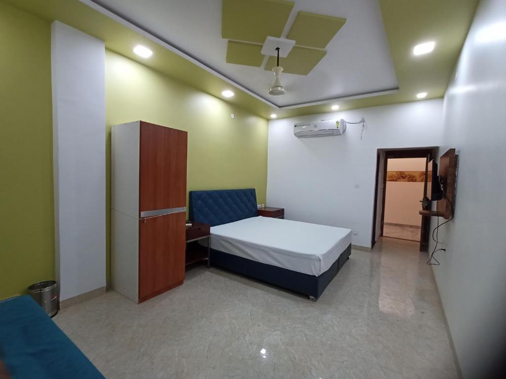 Postel nebo postele na pokoji v ubytování Hotel Maheshwar Darshan