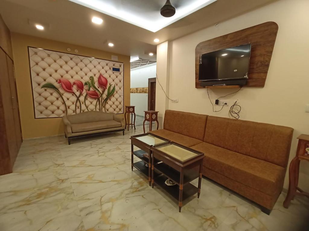 TV a/nebo společenská místnost v ubytování Hotel Maheshwar Darshan
