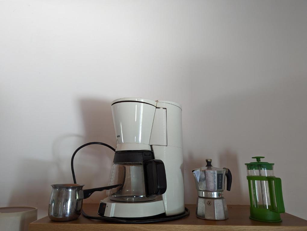Příslušenství pro přípravu čaje a kávy v ubytování Almyros Garden House
