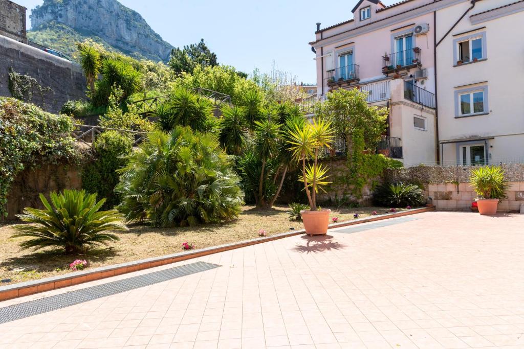 een binnenplaats met palmbomen en een gebouw bij Casa Donna Sonia in Piano di Sorrento