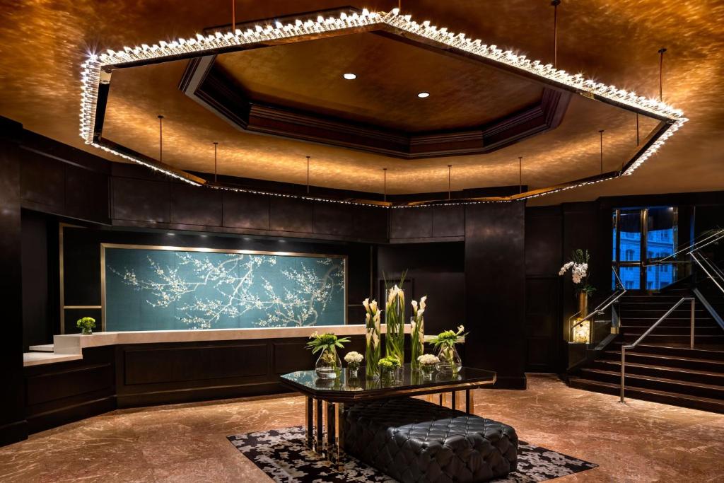 um átrio com uma mesa e um lustre em The Ritz-Carlton Atlanta em Atlanta