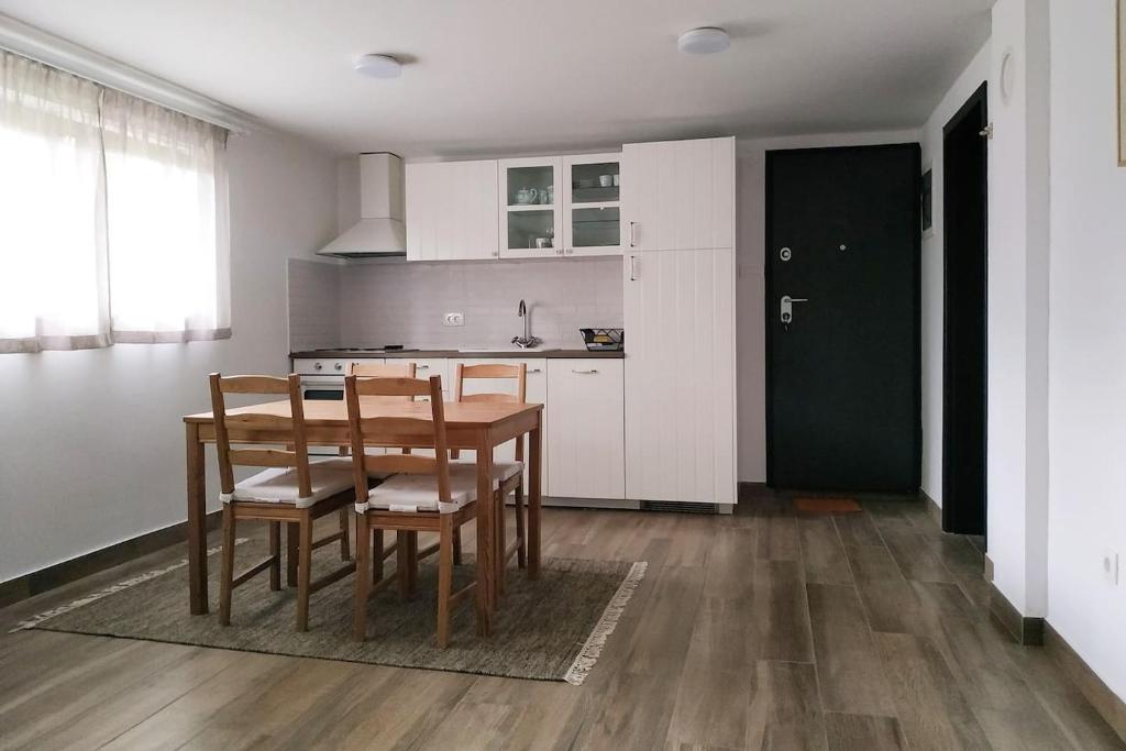 cocina con mesa y sillas en una habitación en Apartman Srna - Gorski kotar, en Sunger