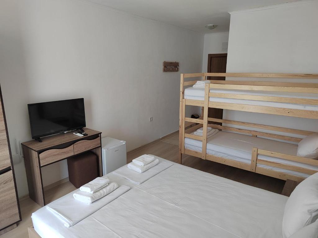 Kleines Zimmer mit 2 Etagenbetten und einem TV. in der Unterkunft ARIA in Primorsko