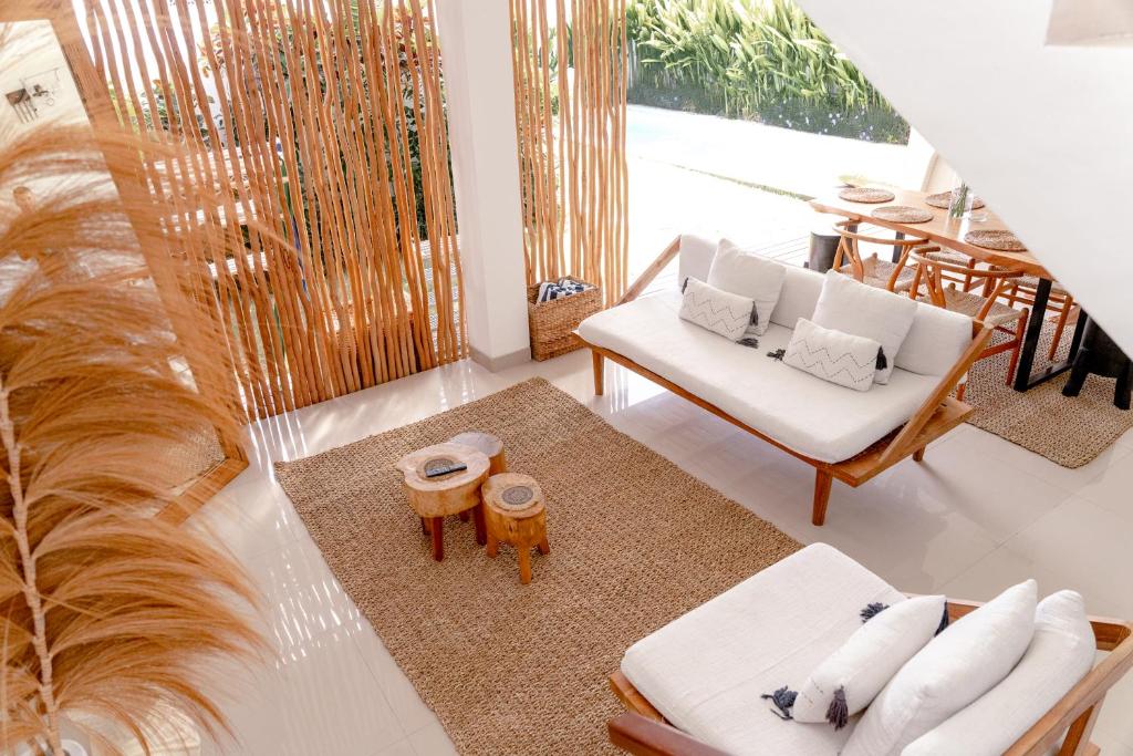 Khu vực ghế ngồi tại Villa Diola 1