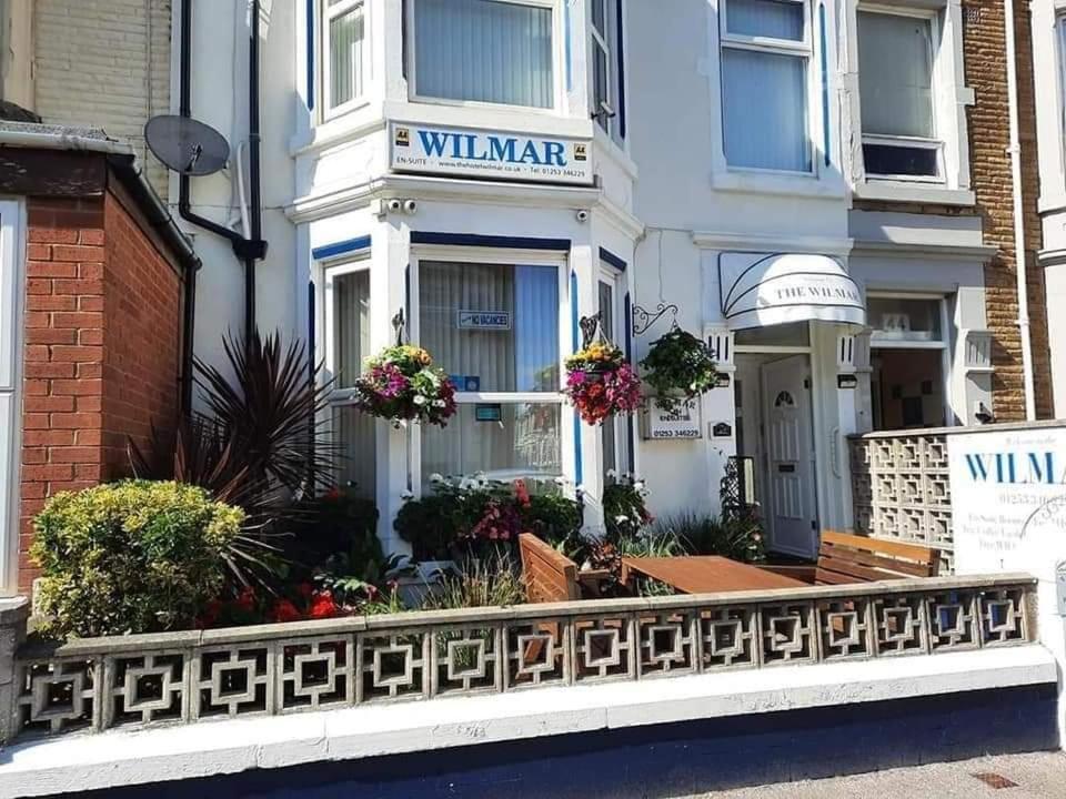 un edificio blanco con un cartel que dice vinicultor en The Hotel Wilmar, en Blackpool