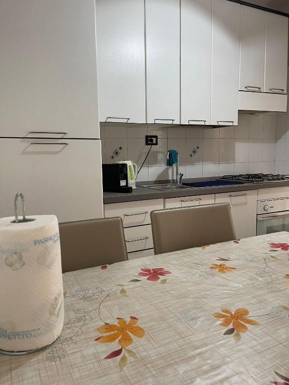kuchnia ze stołem z kwiatami w obiekcie Casa Aurora w Katanii