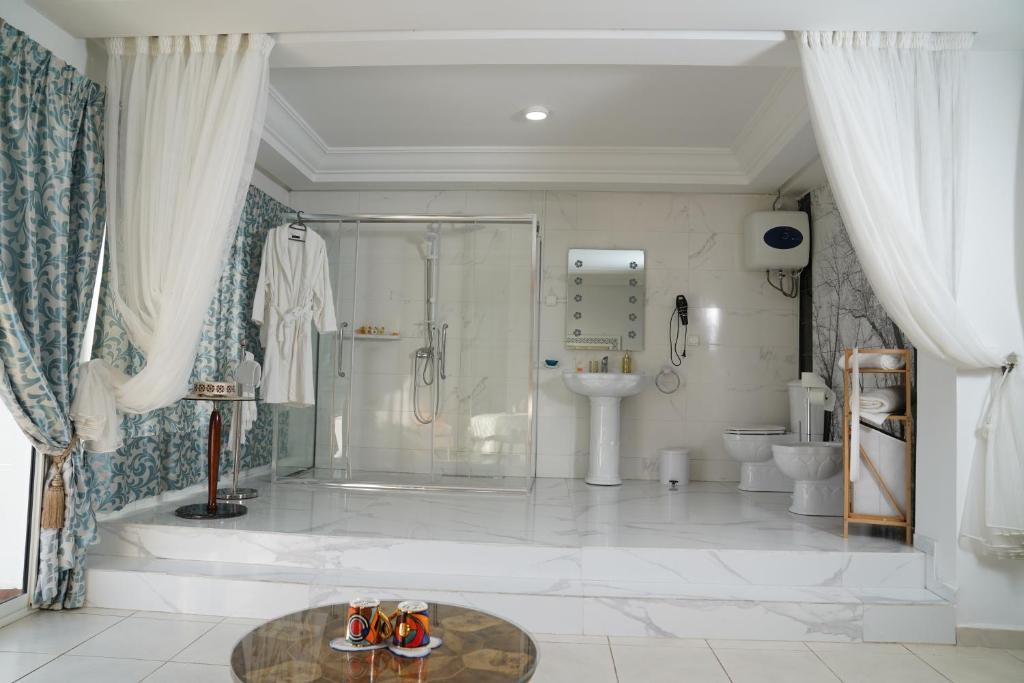 ein Bad mit einer Glasdusche und einem WC in der Unterkunft Riad Ras Lafaa in Safi