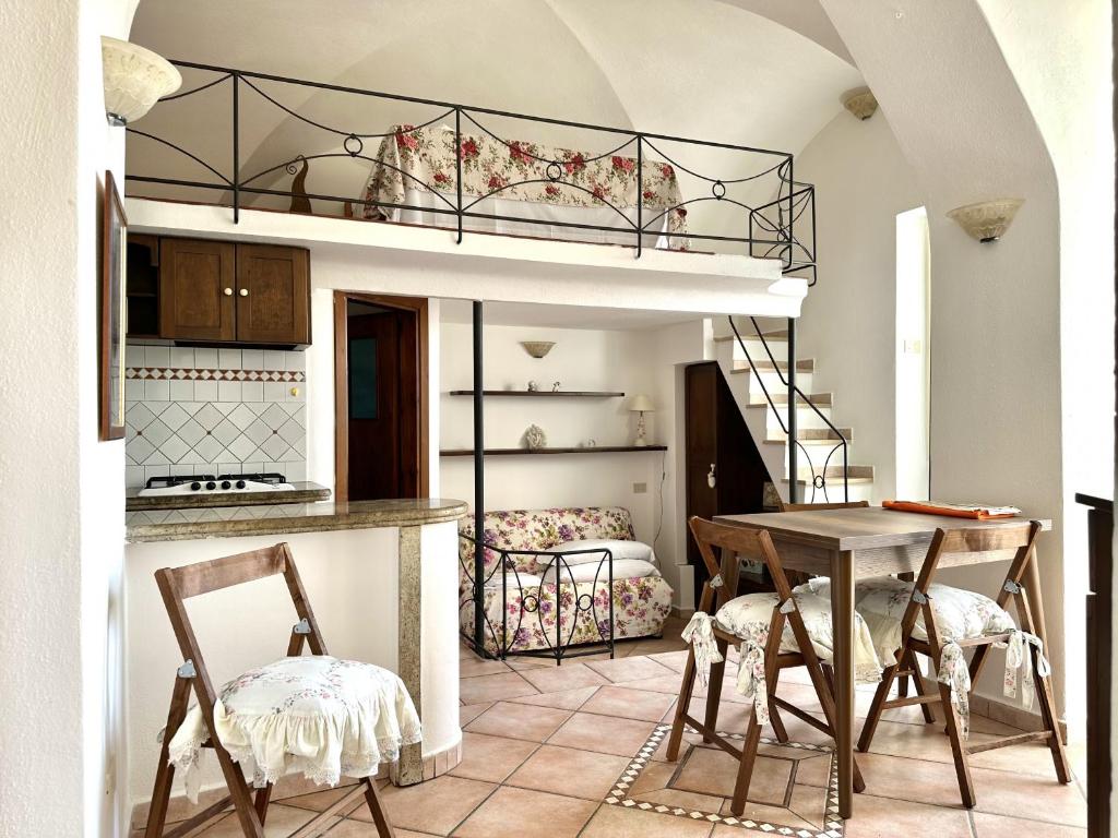 een keuken en eetkamer met een hoogslaper bij Holidaycasa Lavinia - Luxury Sperlonga Suite in Sperlonga