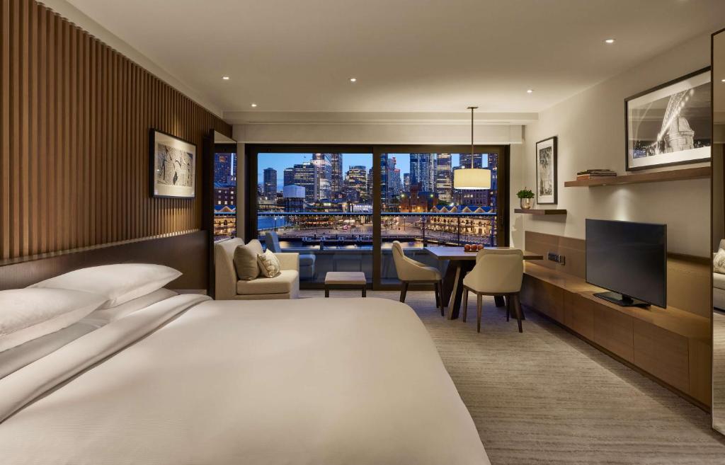 
1 King Bed with City Harbour View

