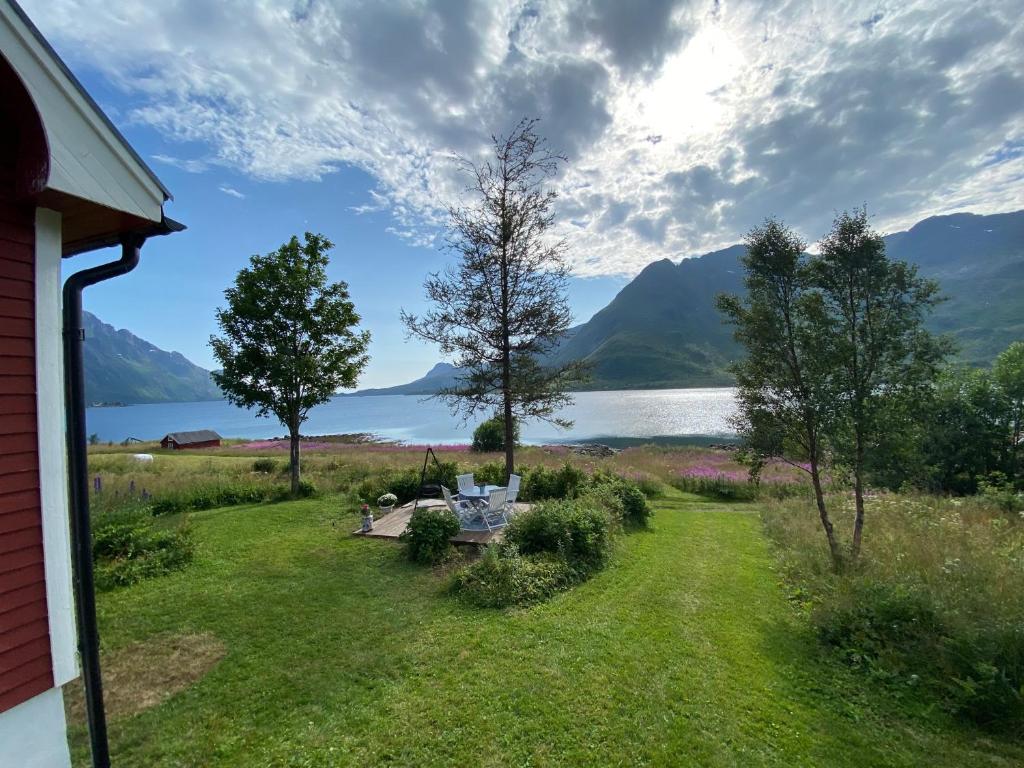 uma vista para um lago a partir de uma casa em Unique and charming house at the foot of Lofoten's highest mountain em Svolvær