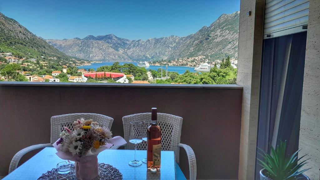 einen Tisch mit einer Blumenvase auf dem Balkon in der Unterkunft Sea view apartment in Kotor ! Apartment Popica in Kotor