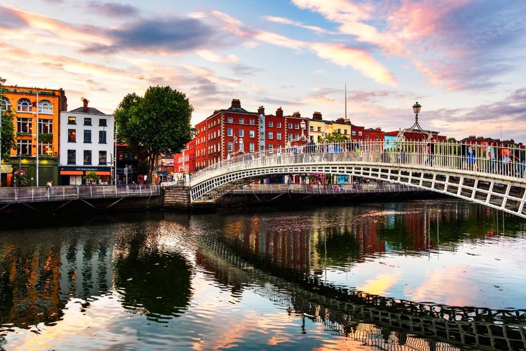 un puente sobre un río en una ciudad con edificios en 2 double bedrooms apartment near airport & town en Dublín