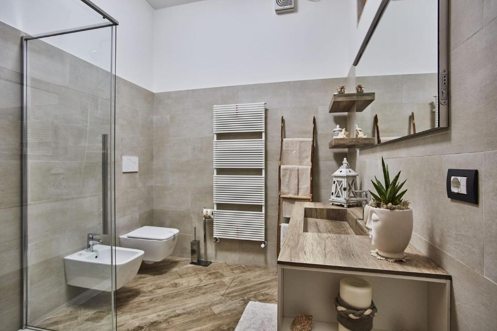 łazienka z prysznicem, toaletą i umywalką w obiekcie Cà Zanna Traditional Design Apartment w mieście Treviso