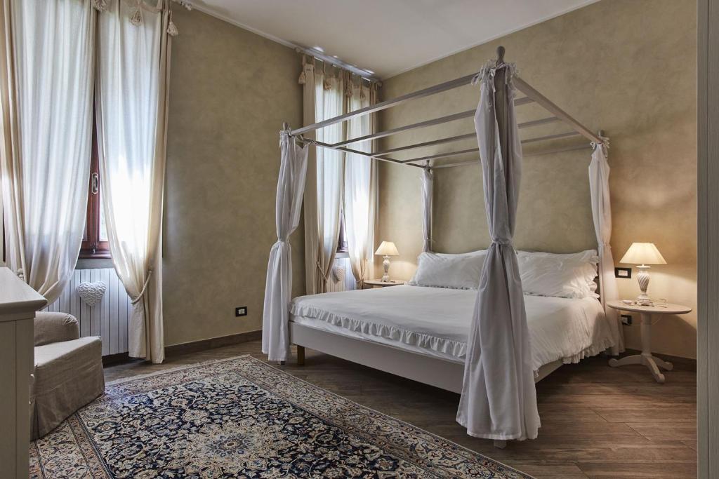 sypialnia z łóżkiem z baldachimem w pokoju z zasłonami w obiekcie Cà Zanna Traditional Design Apartment w mieście Treviso