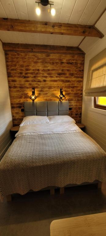 a bedroom with a large bed with a wooden headboard at Z Górki Na Pazurki in Polańczyk
