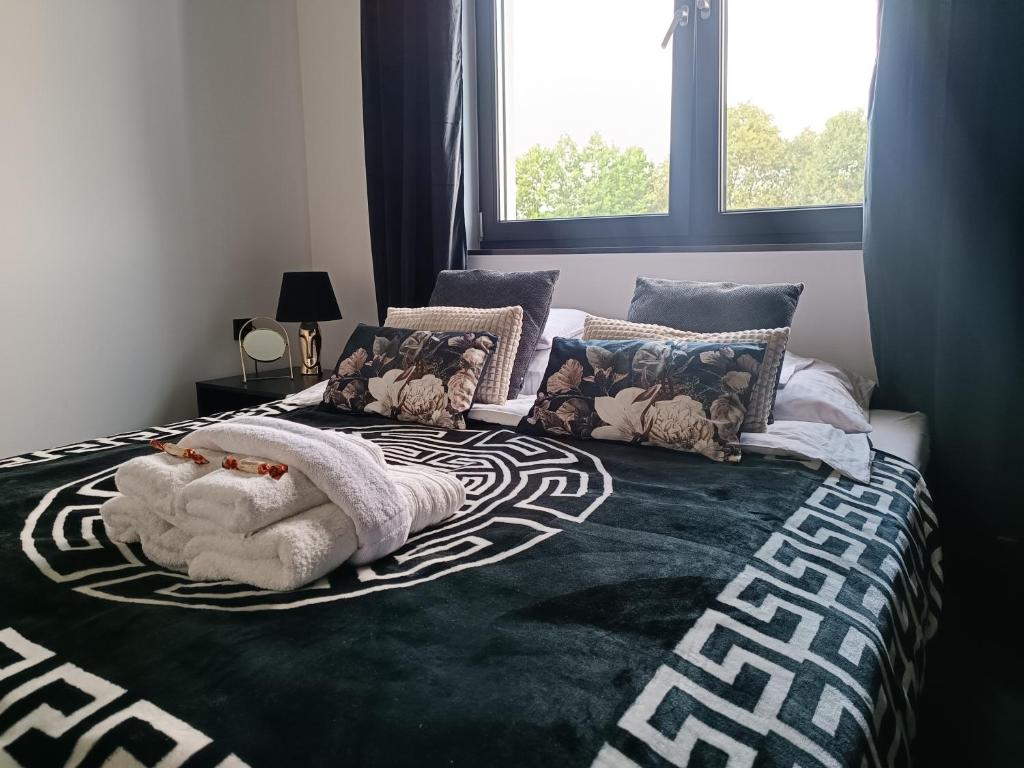 a bedroom with a bed with a black and white at Modern Rancho - apartamenty nad rzeką, przy stadninie koni in Kruszyna