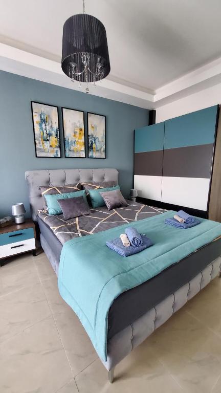 1 dormitorio con 1 cama grande en una habitación en Apartman Silver en Bugojno