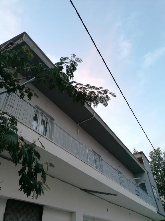 El edificio en el que está el departamento