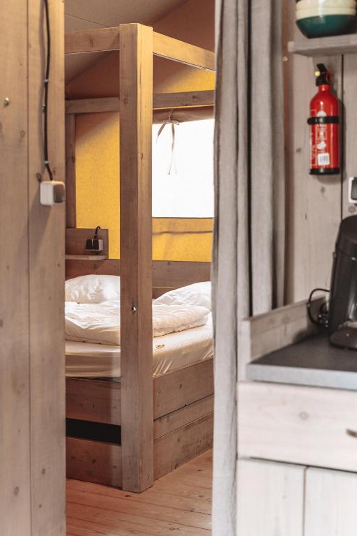 Postel nebo postele na pokoji v ubytování Glamping Holten luxe safaritent 1