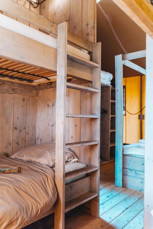 Postel nebo postele na pokoji v ubytování Glamping Holten luxe safaritent 1