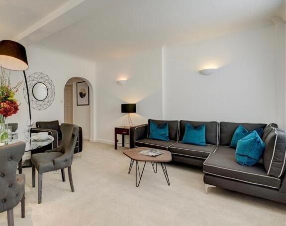 uma sala de estar com um sofá e uma mesa em Cottage house em Northampton