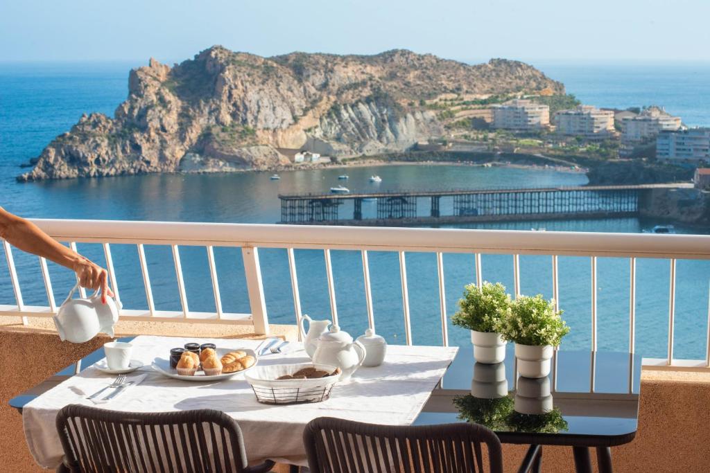 Una mesa en un balcón con vista al mar. en Casa Mediterránea, en Águilas