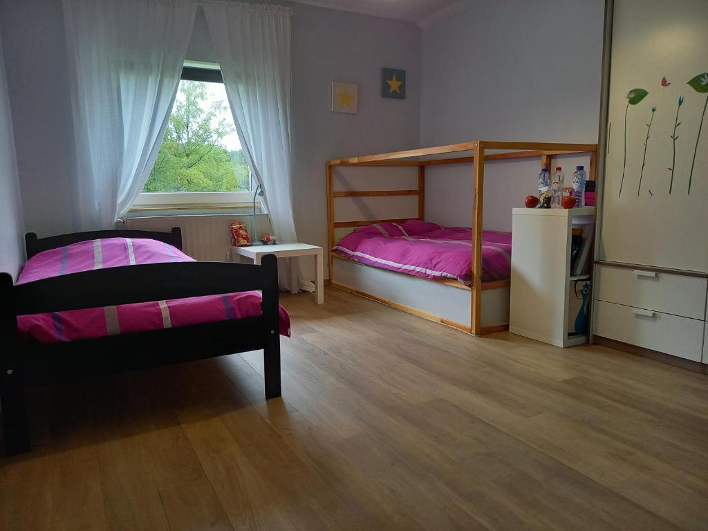 sypialnia z 2 łóżkami piętrowymi i oknem w obiekcie Chambre 2 lits simples - Spa w mieście Spa