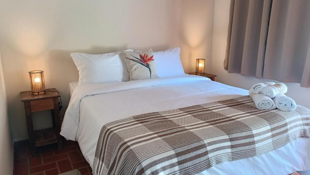Uma cama ou camas num quarto em Pousada Estrelícia