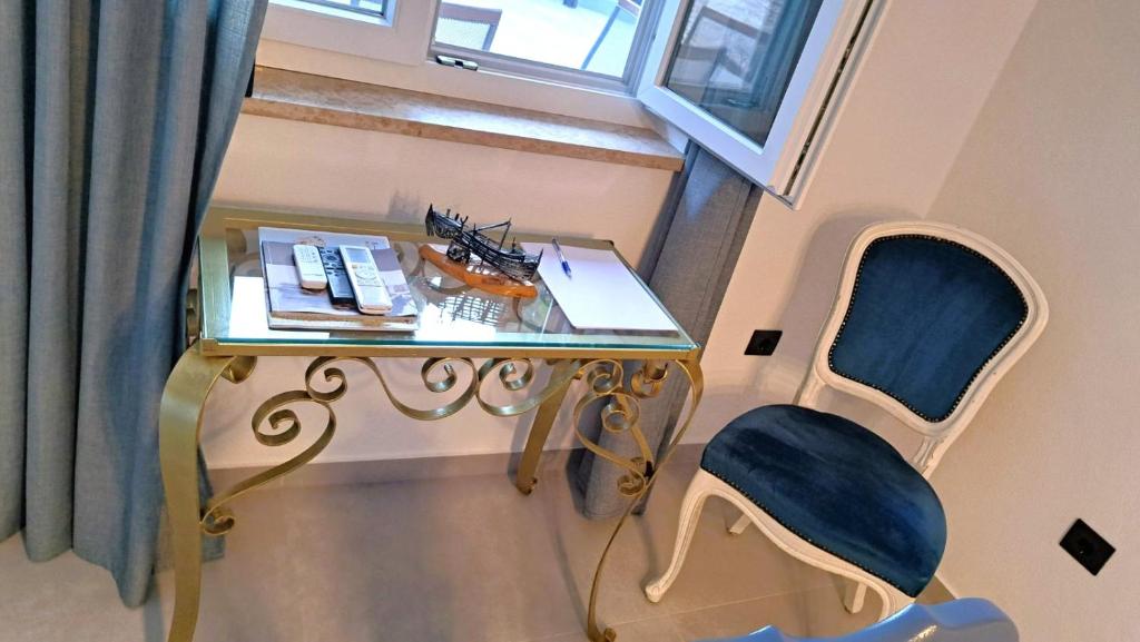 escritorio y silla en una habitación con ventana en Villa Brajkovic-near the sea and Rovinj center en Rovinj