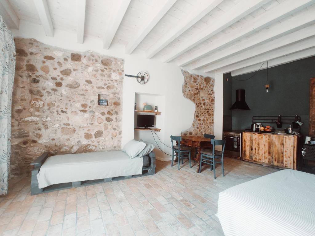 um quarto com 2 camas e uma secretária num quarto em La casa di Paolina - Affitti turistici CIR017067-LNI-00070 em Desenzano del Garda