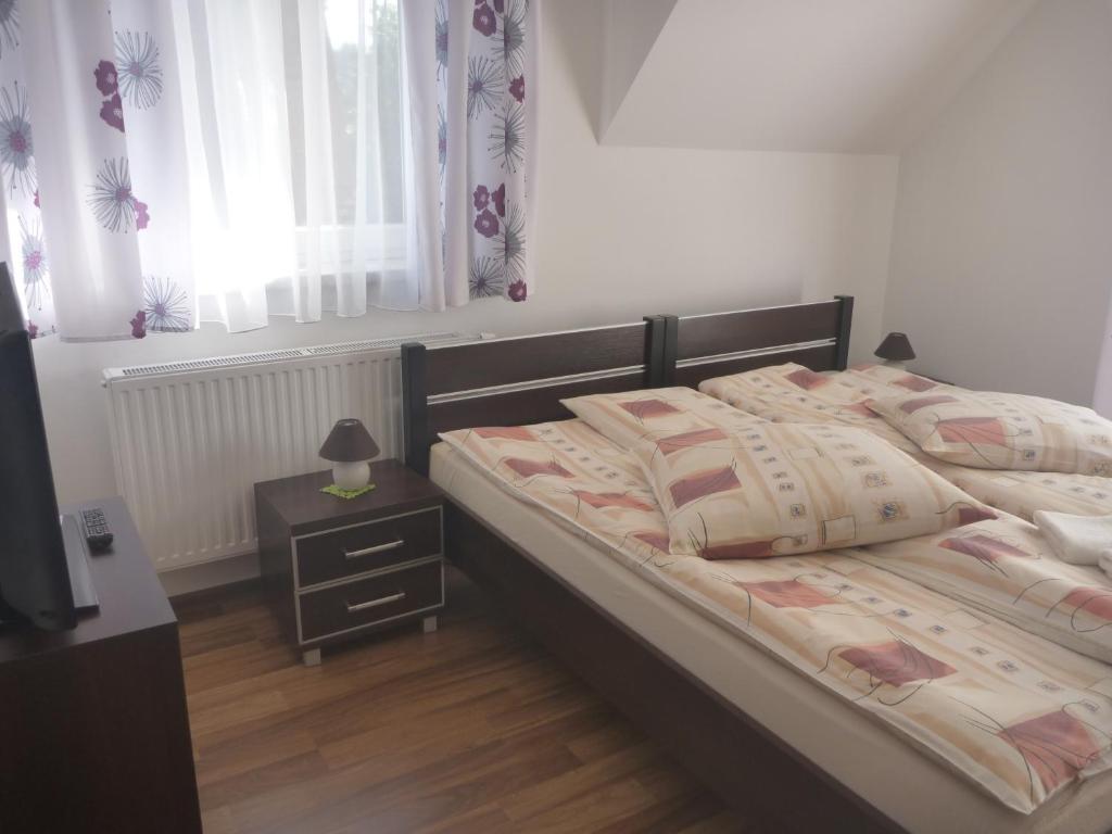 OŚRODEK WYPOCZYNKOWY NAD STAWEM - kameralny wybierany przez Gości ceniących ciszę, smaczne śniadania i komfortowy wypoczynek w bezpośrednim sąsiedztwie parku zdrojowego - 9