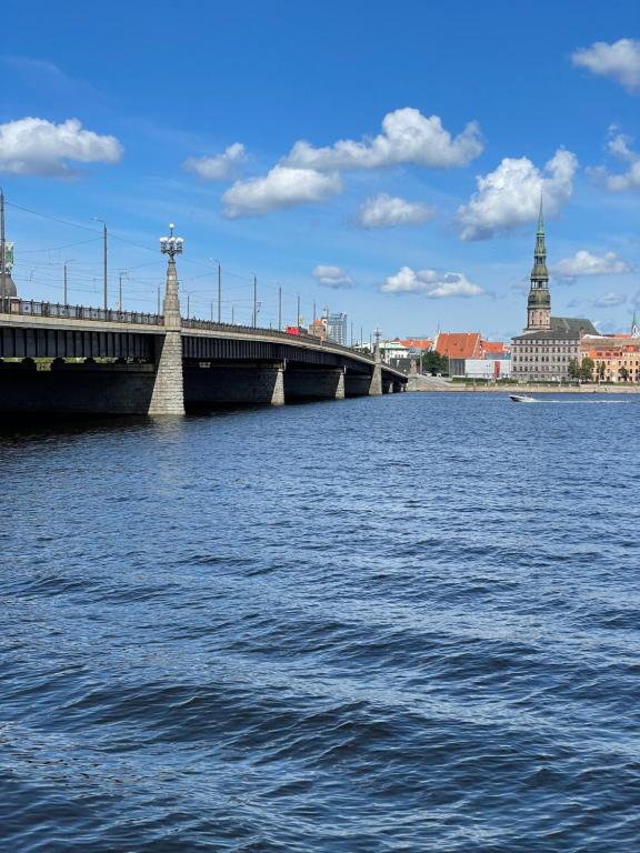 un puente sobre un gran cuerpo de agua en Cozy place on the left bank, en Riga