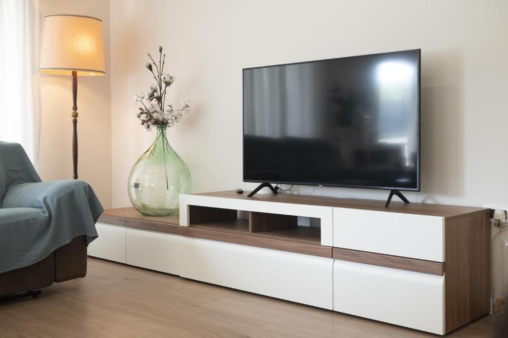 Televízia a/alebo spoločenská miestnosť v ubytovaní Casa Doria
